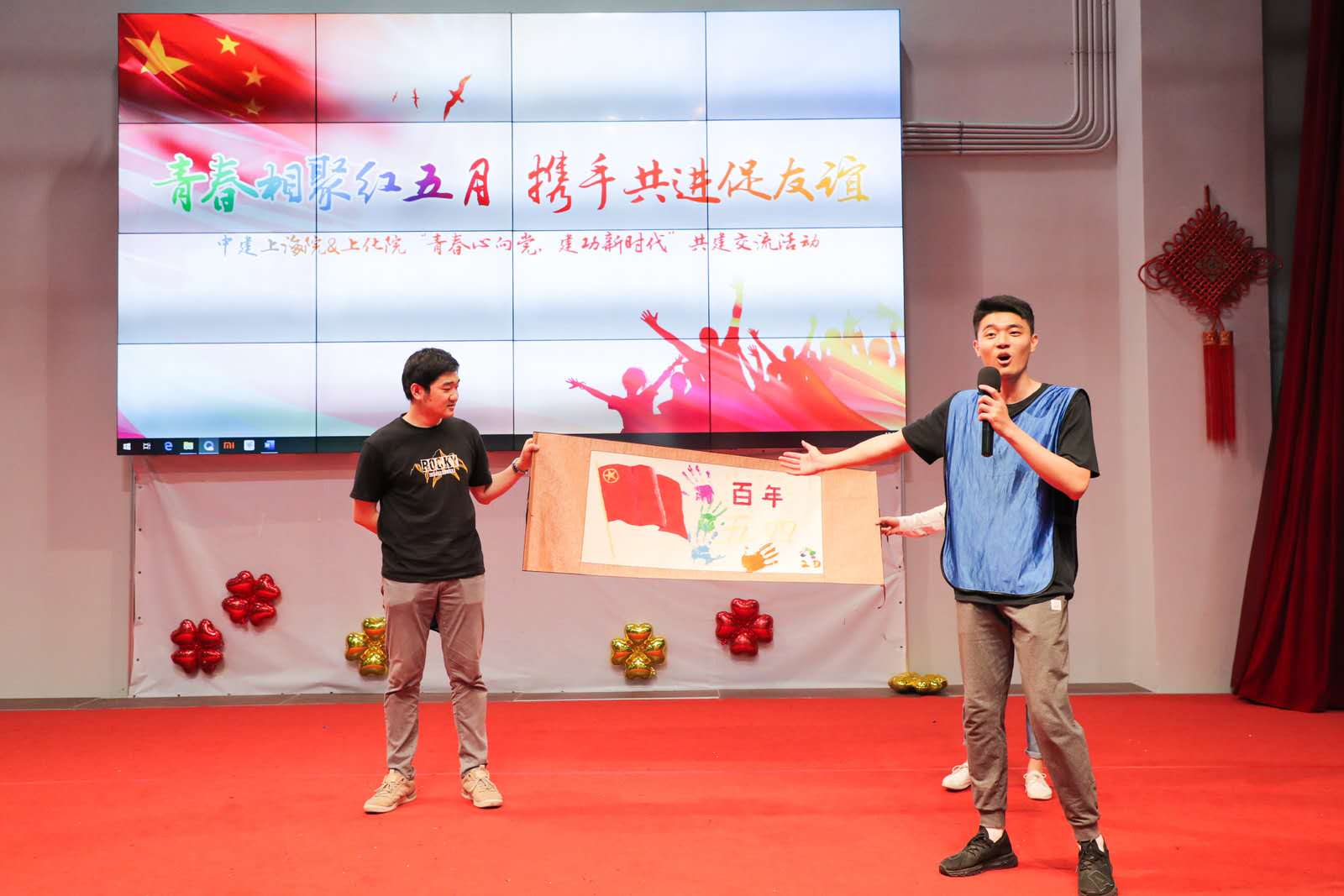 10:小組主創(chuàng)講解“我心中的五四”畫卷.jpg 10:小組主創(chuàng)講解“我心中的五四”畫卷.jpg